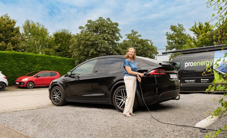 Elektrische wagen die thuis wordt opgeladen aan een laadpaal op de oprit