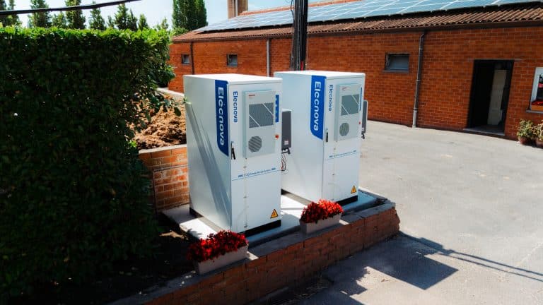 Industriële batterij voor energieopslag bij een bedrijf met zonnepanelen op het dak