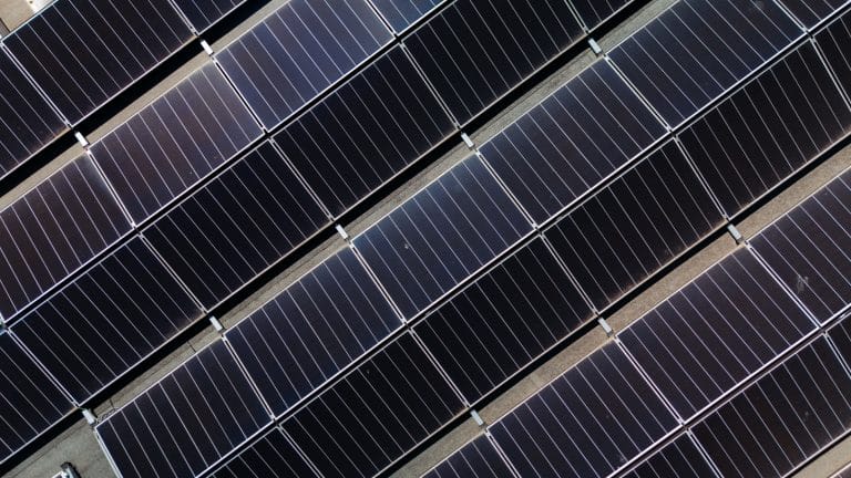 Zonnepanelen op het dak van een woning in Vlaanderen in combinatie met een digitale meter en slim energieverbruik