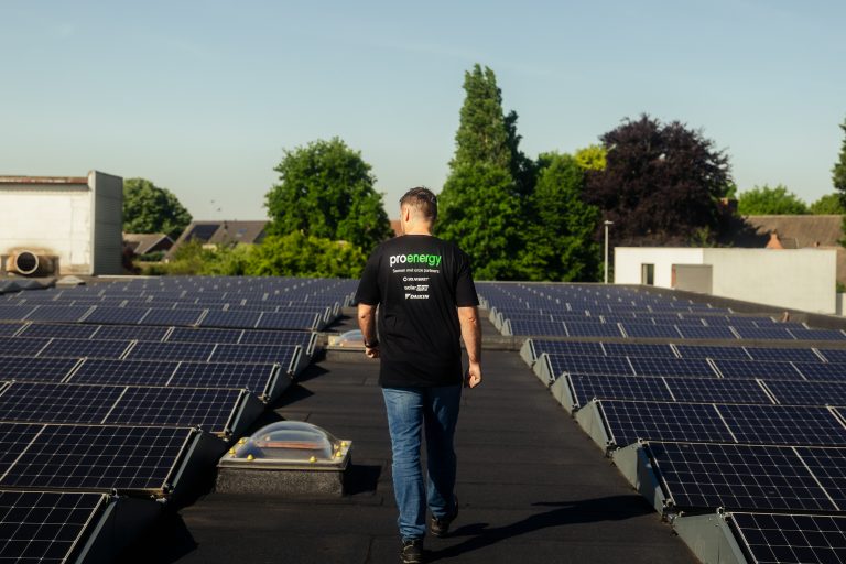 Zonnepanelen op het dak van een woning in Vlaanderen die helpen om minder afhankelijk te zijn van schommelende energieprijzen