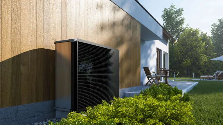 Warmtepomp buitenunit geplaatst bij een woning in Vlaanderen als energiezuinige verwarmingsoplossing