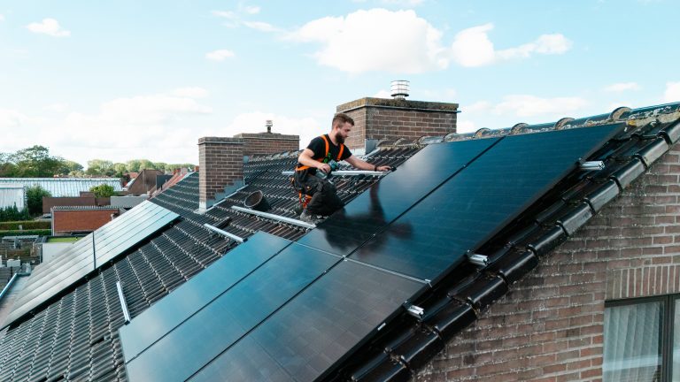 Woning met zonnepanelen waar bewoners hun eigen opgewekte energie maximaal zelf verbruiken