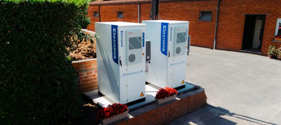 Industriële batterij voor energieopslag bij een bedrijf met zonnepanelen op het dak