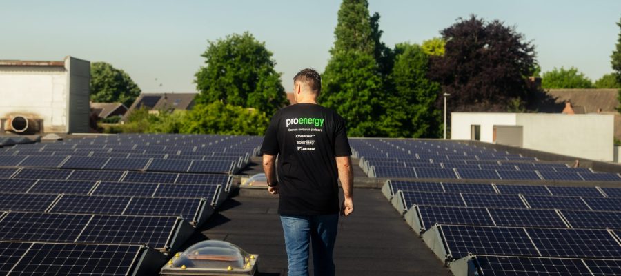 Zonnepanelen op het dak van een woning in Vlaanderen die helpen om minder afhankelijk te zijn van schommelende energieprijzen