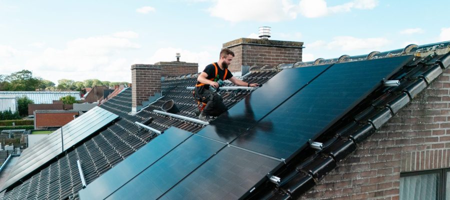 Woning met zonnepanelen waar bewoners hun eigen opgewekte energie maximaal zelf verbruiken