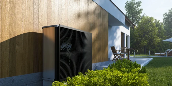 Warmtepomp buitenunit geplaatst bij een woning in Vlaanderen als energiezuinige verwarmingsoplossing
